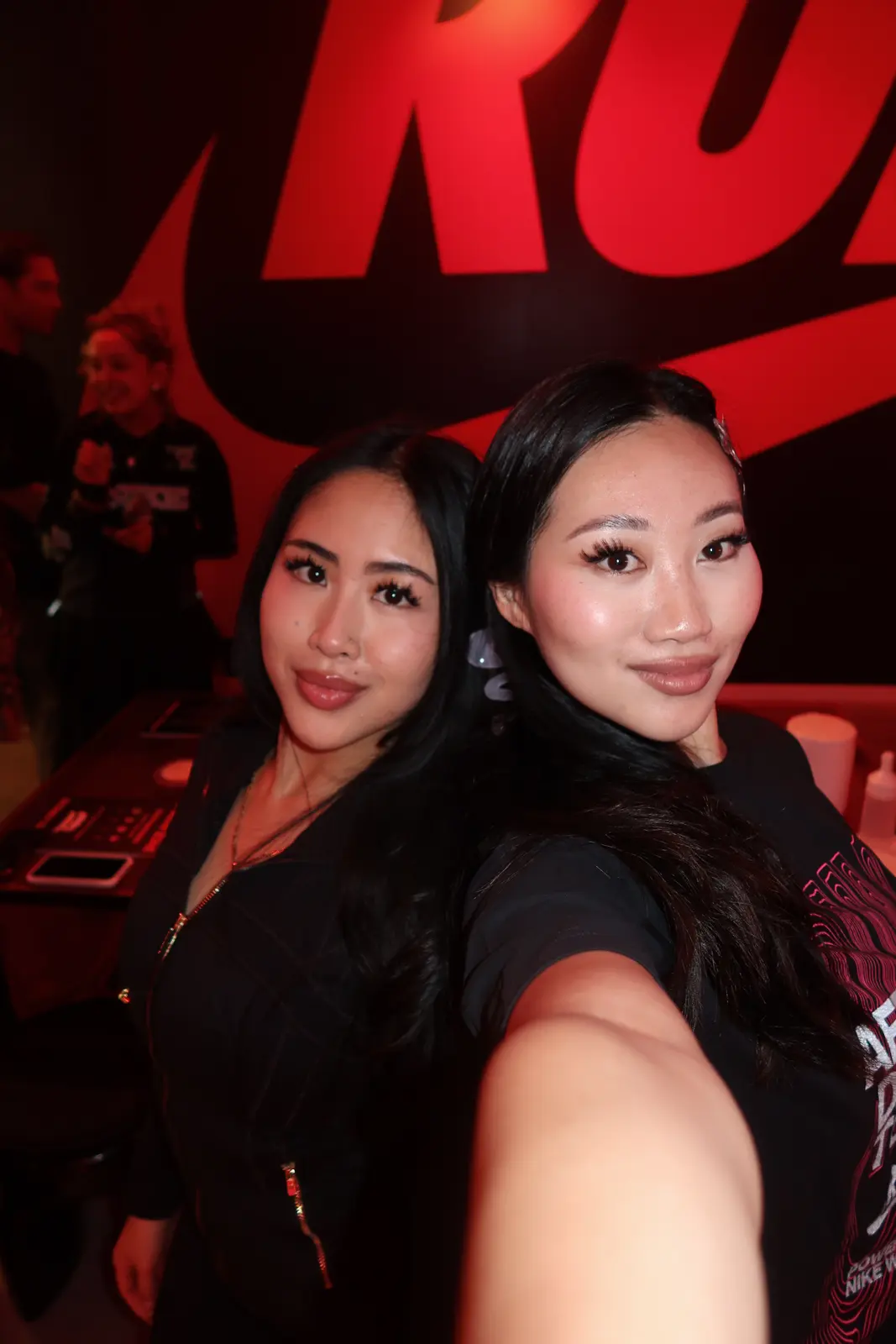 Two Gemist Hub artists taking a selfie on the night
